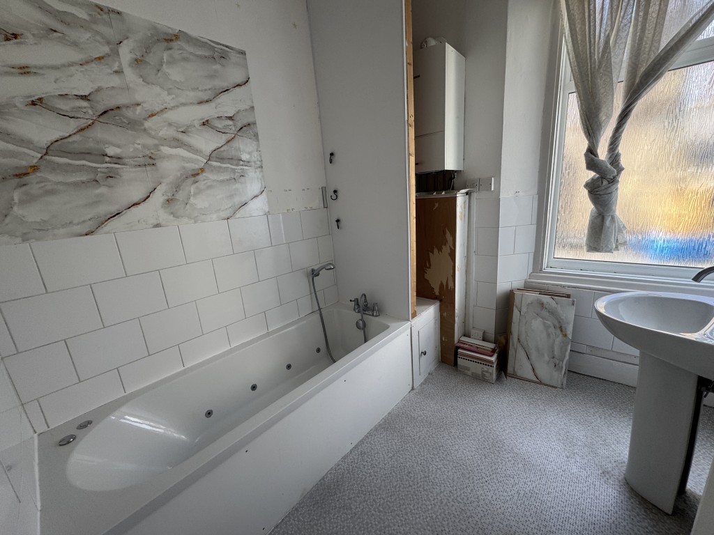 Lot: 117 - COMMERCIAL PROPERTY FOR INVESTMENT OR OCCUPATION IN POPULAR LOCATION - Bathroom